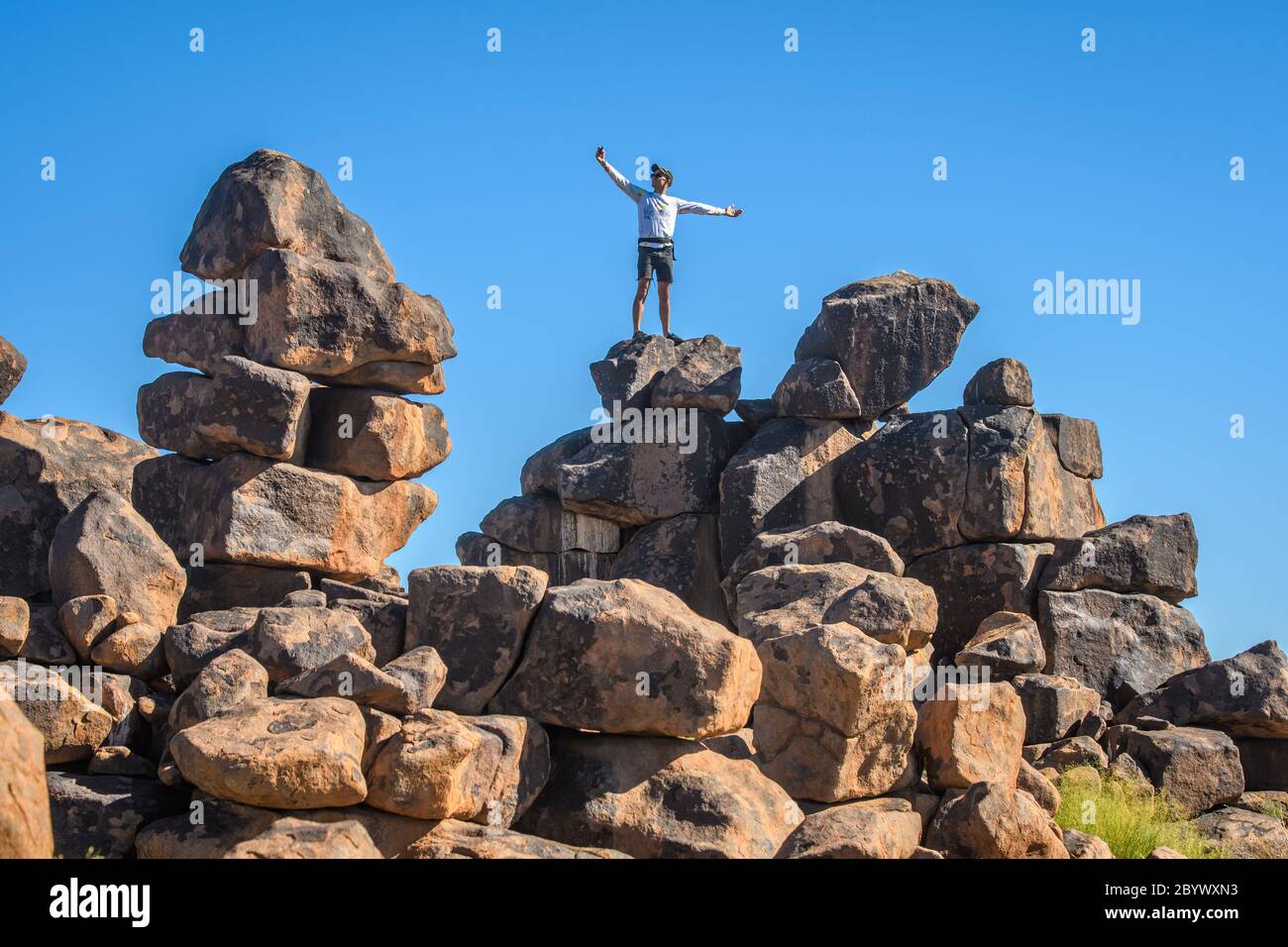 Une personne debout au sommet des rochers dans le terrain de jeu des géants , Keetmanshoop, Namibie Banque D'Images