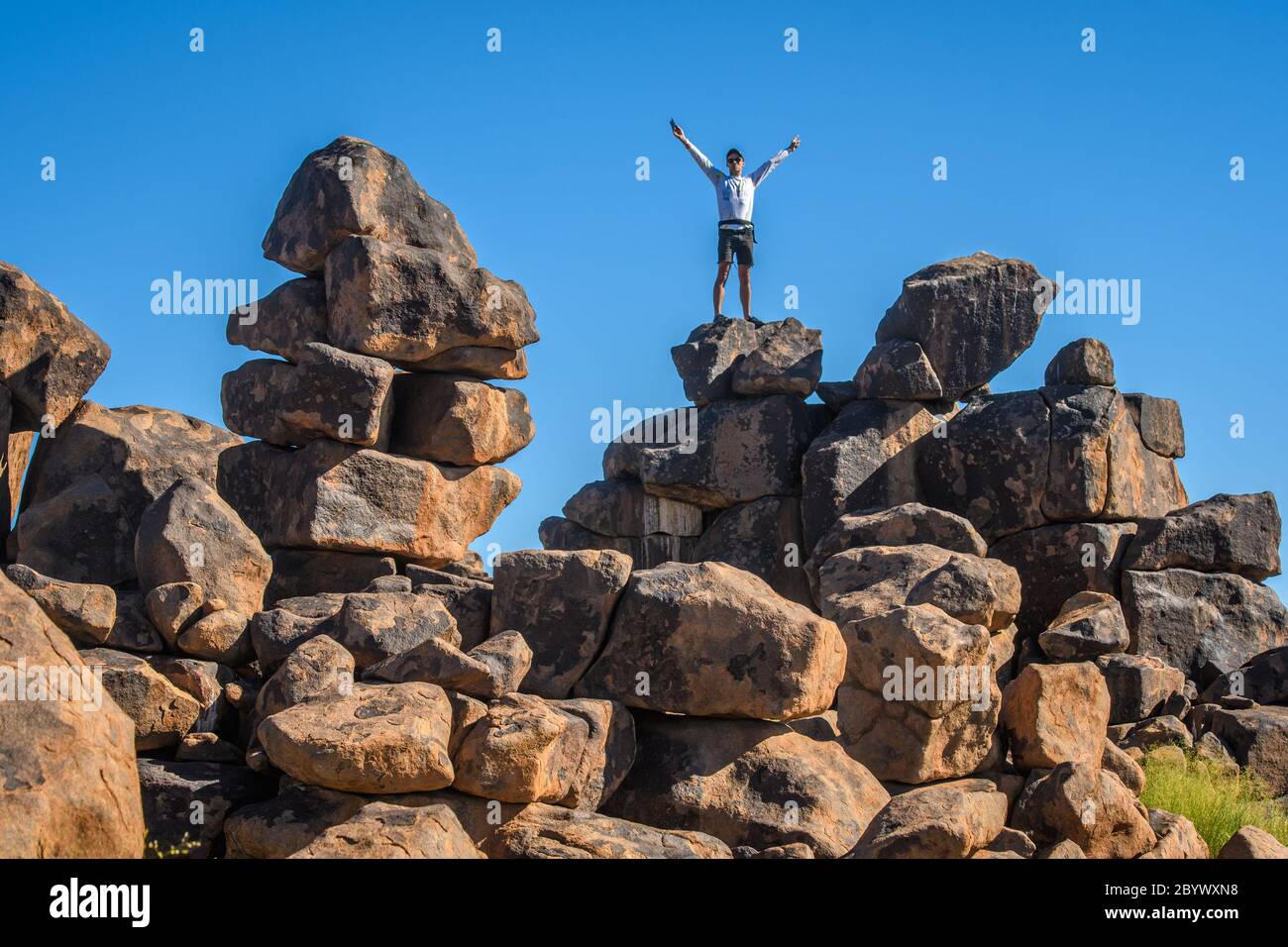 Une personne debout au sommet des rochers dans le terrain de jeu des géants , Keetmanshoop, Namibie Banque D'Images