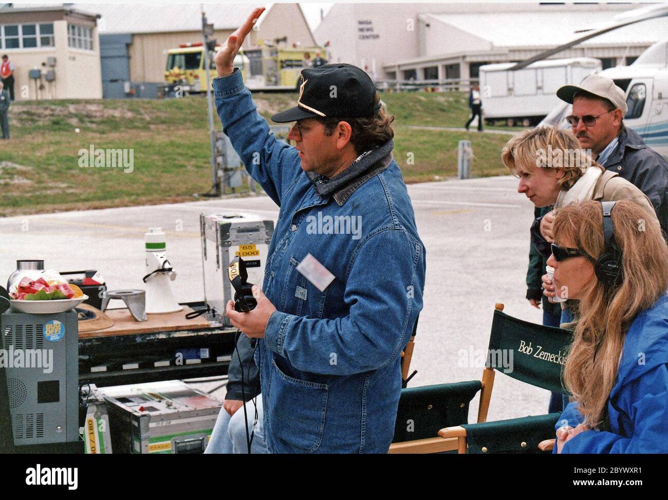 Robert Zemeckis, réalisateur/producteur, et d'autres membres de l'équipe de Warner Bros. Supervisent le tournage de scènes pour le film « Contact » au site de presse du complexe de lancement 39 du Kennedy Space Center le 30 janvier. Le scénario de 'Contact' est basé sur le roman le plus vendu par l'astronome Carl Sagan. Les acteurs comprennent Jodie Foster, Matthew McConaughey, John Hurt, James Woods, Tom Skerritt, David Morse, William Fichtner, Rob Lowe et Angela Bassett. Décrit par Warner Bros. Comme un drame de science-fiction, 'Contact' dépeint la première rencontre de l'humanité avec des preuves de la vie extraterrestre Banque D'Images