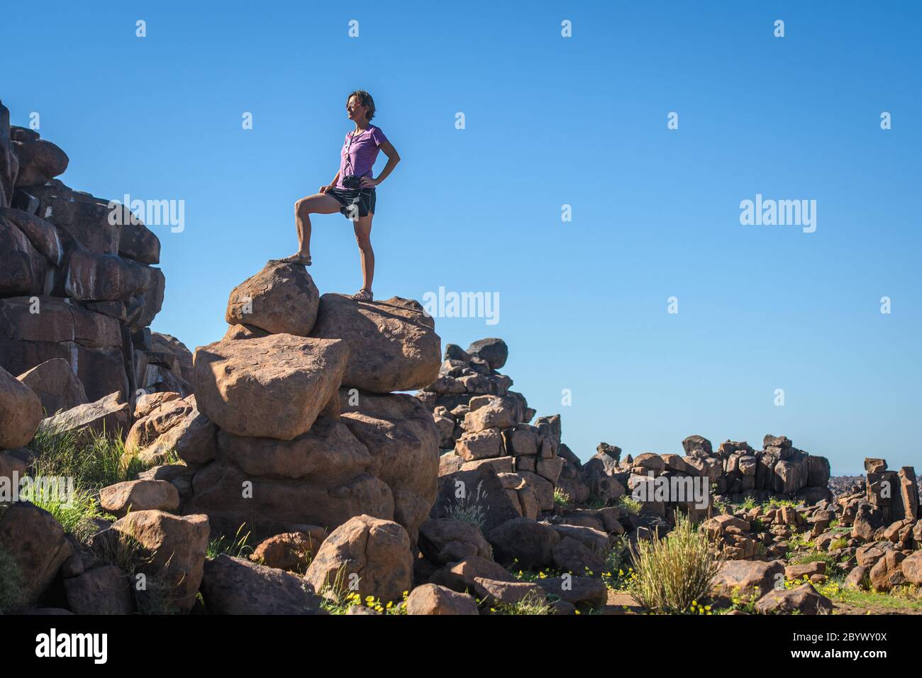 Une personne debout au sommet des rochers dans le terrain de jeu des géants , Keetmanshoop, Namibie Banque D'Images