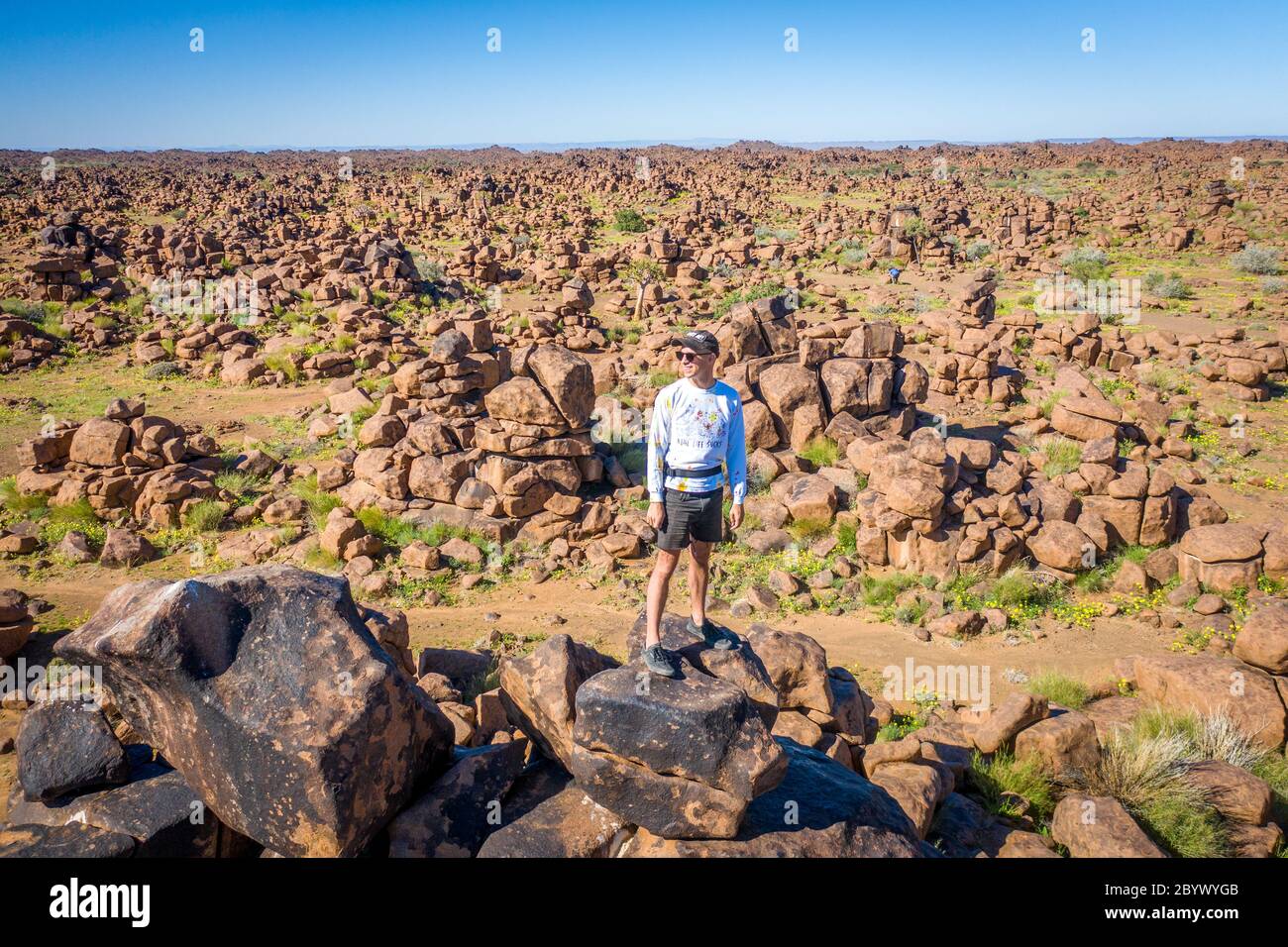 Une personne debout au sommet des rochers dans le terrain de jeu des géants , Keetmanshoop, Namibie Banque D'Images