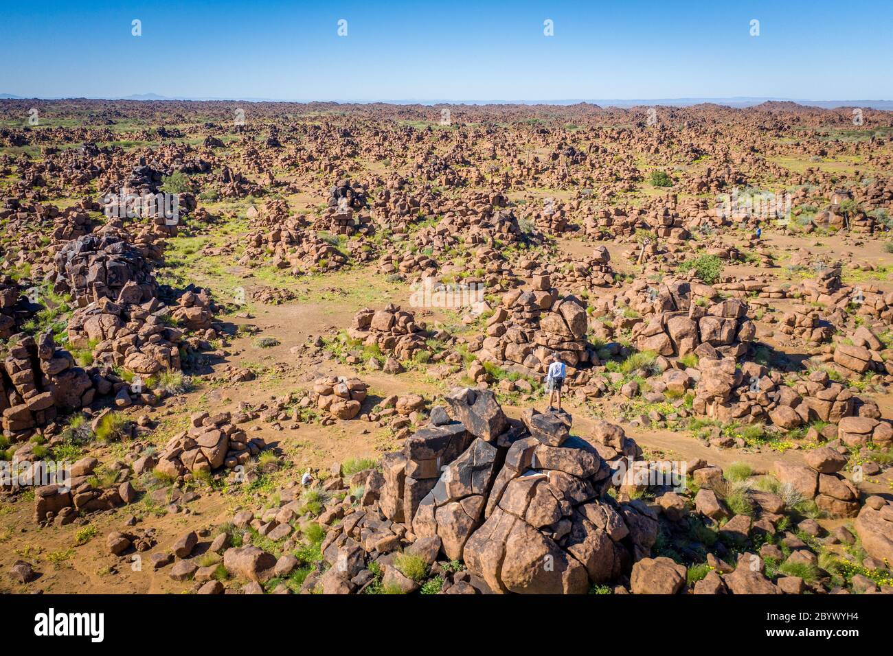 Une personne debout au sommet des rochers dans le terrain de jeu des géants , Keetmanshoop, Namibie Banque D'Images