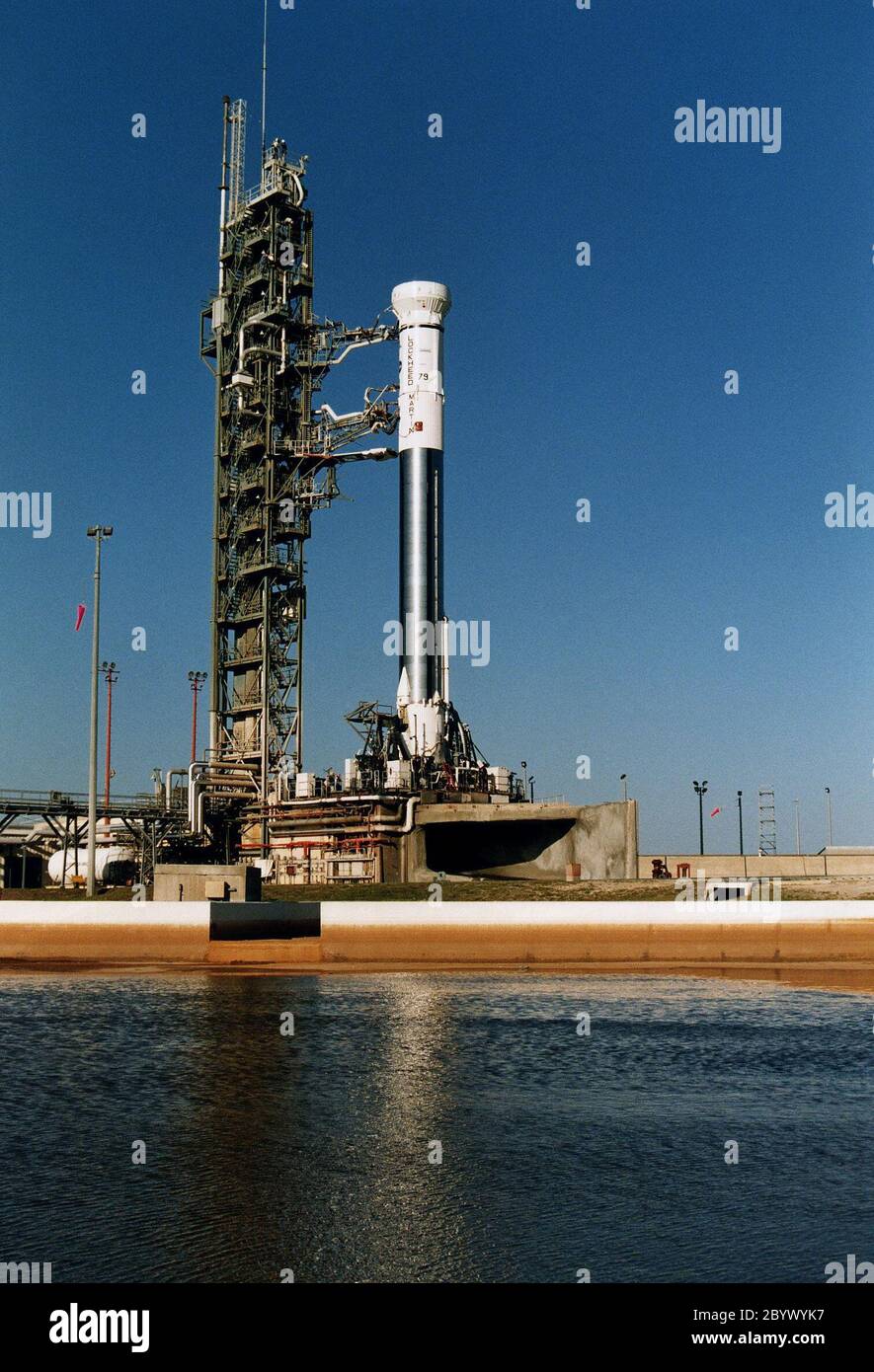 Le véhicule de lancement consommable Lockheed Martin Atlas 1 (AC-79) qui transportera le satellite MÉTÉOROLOGIQUE avancé GOO-K subit un essai de prélancement critique avec sa tour de service mobile retirée. La répétition de la robe humide est un test de prélancement majeur conçu pour démontrer, en partie, l'état de préparation au lancement du véhicule et de l'équipement de soutien au lancement. L'AC-79 sera le lancement final d'une fusée Atlas 1, un dérivé de l'Atlas Centaur original qui a eu son premier lancement réussi pour la NASA en 1963. Les lancements futurs de satellites géostationnaires opérationnels environnementaux (GOS) dans la série actuelle Wil Banque D'Images