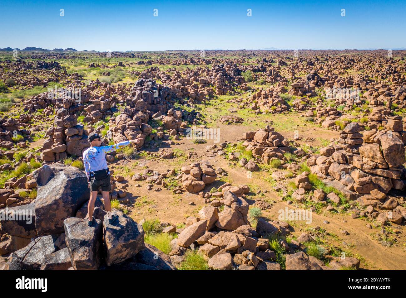 Une personne debout au sommet des rochers dans le terrain de jeu des géants , Keetmanshoop, Namibie Banque D'Images