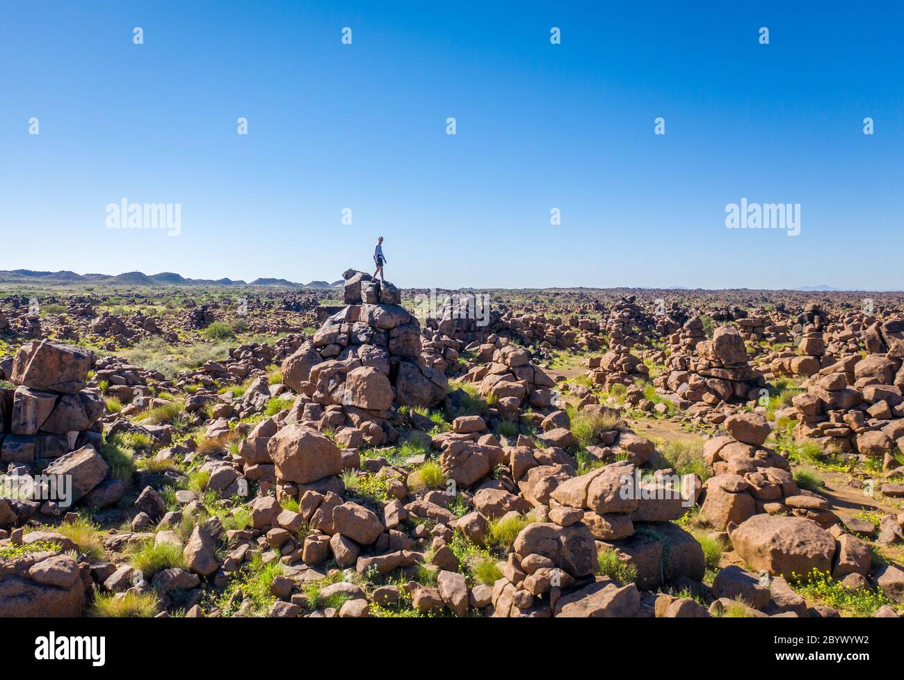 Une personne debout au sommet des rochers dans le terrain de jeu des géants , Keetmanshoop, Namibie Banque D'Images