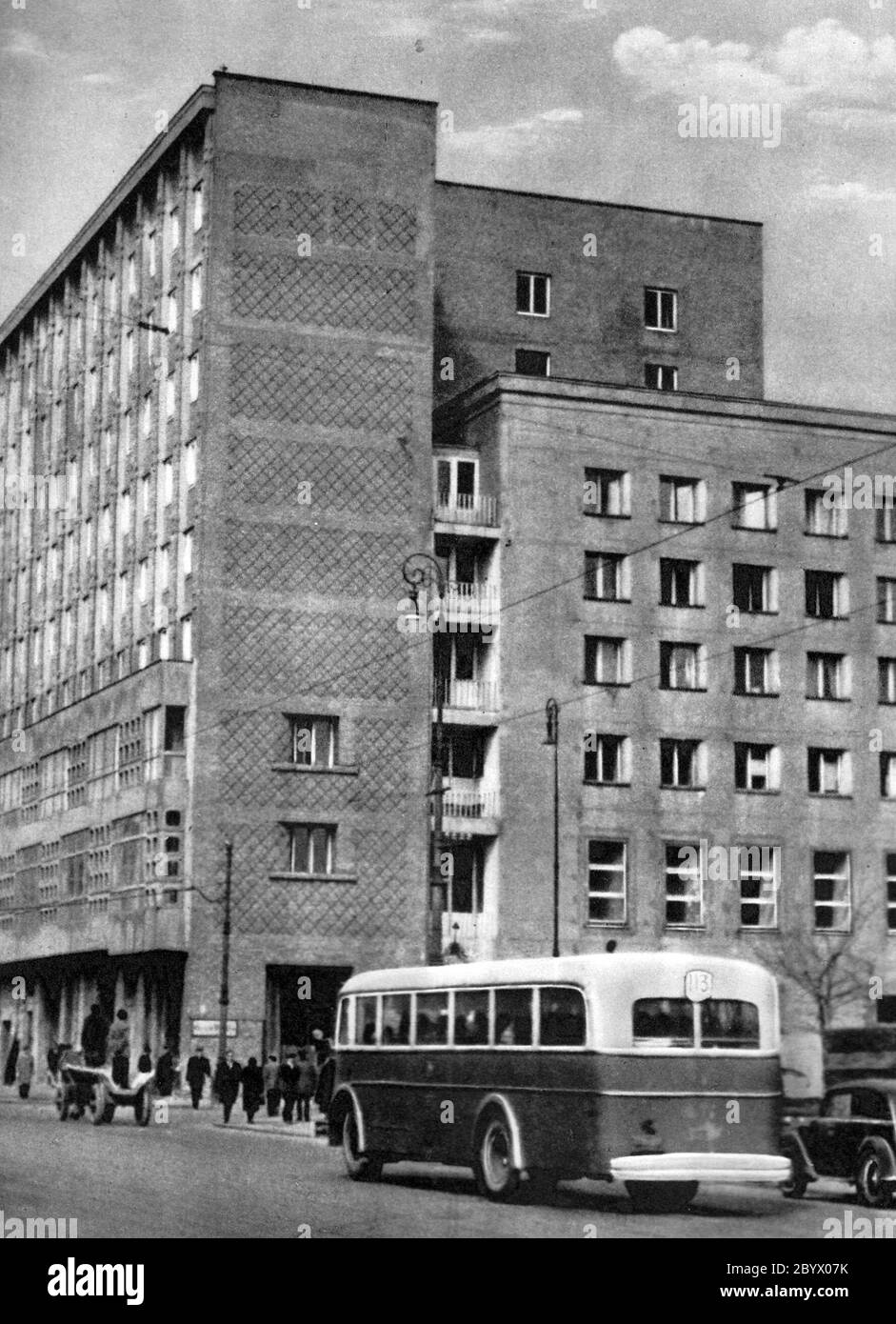 Varsovie Pologne scène de rue avec bus et de la circulation ca. 1950 Banque D'Images