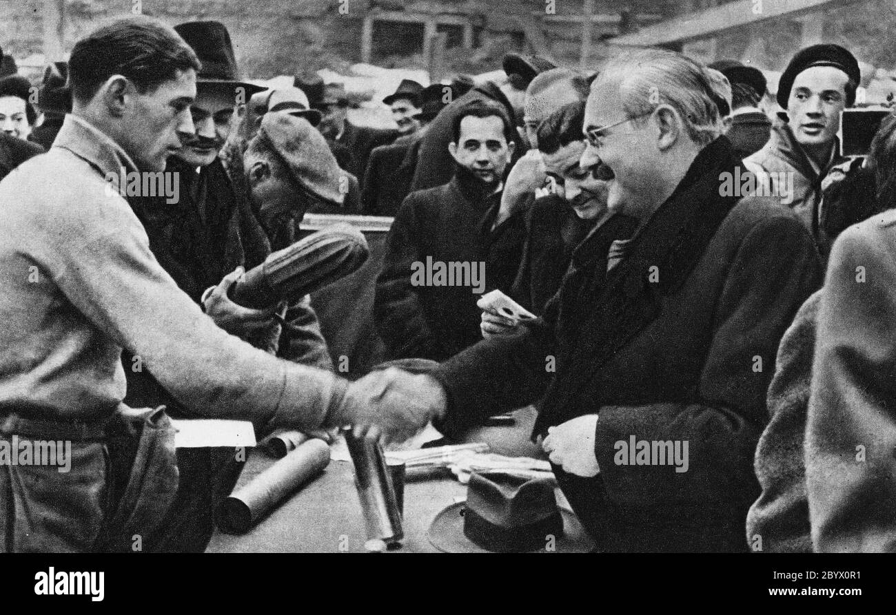 Hilary Minc remet des diplômes de reconnaissance aux 'chefs d'œuvres' qui ont travaillé sur le chantier de construction de Powszechny Dom Towarowy Banque D'Images