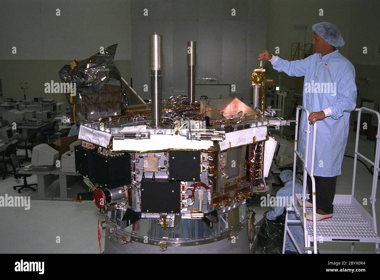 Les travailleurs de l'installation d'assemblage et d'encapsulation des engins spatiaux 2 (SAEF-2) commencent le traitement avant lancement de l'explorateur de composition avancé (ACE) qui étudiera l'origine et l'évolution du phénomène solaire, la formation de la couronne solaire, les éruptions solaires et l'accélération du vent solaire. ACE a été construit pour la NASA par le laboratoire de physique appliquée Johns Hopkins. Le lancement de l'engin spatial est prévu pour le 21 août à bord d'une fusée Delta II 7920-8 à deux étages du complexe de lancement spatial 17, Pad A. Banque D'Images