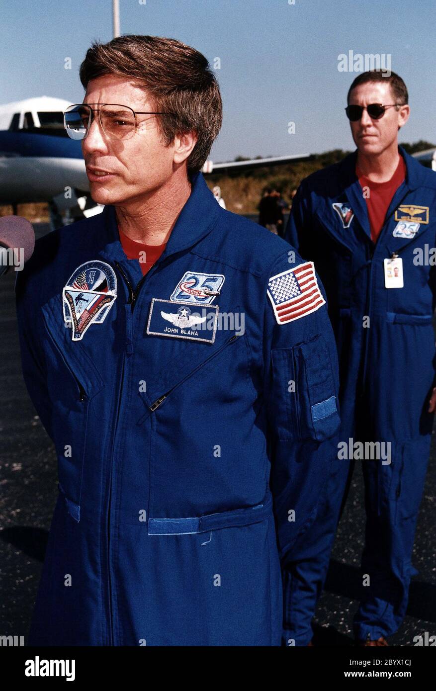 John E. Blaha, astronaute de la NASA et ancien membre de l'équipage Mir 22  de retour, s'adresse aux médias à la bande de protection de la station  aérienne de Cape Canaveral, alors