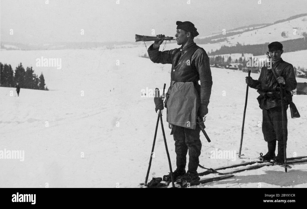 École alpine à la 21e Division d'infanterie de montagne à Zakopane. Donner un signal de fin à la trompette Banque D'Images