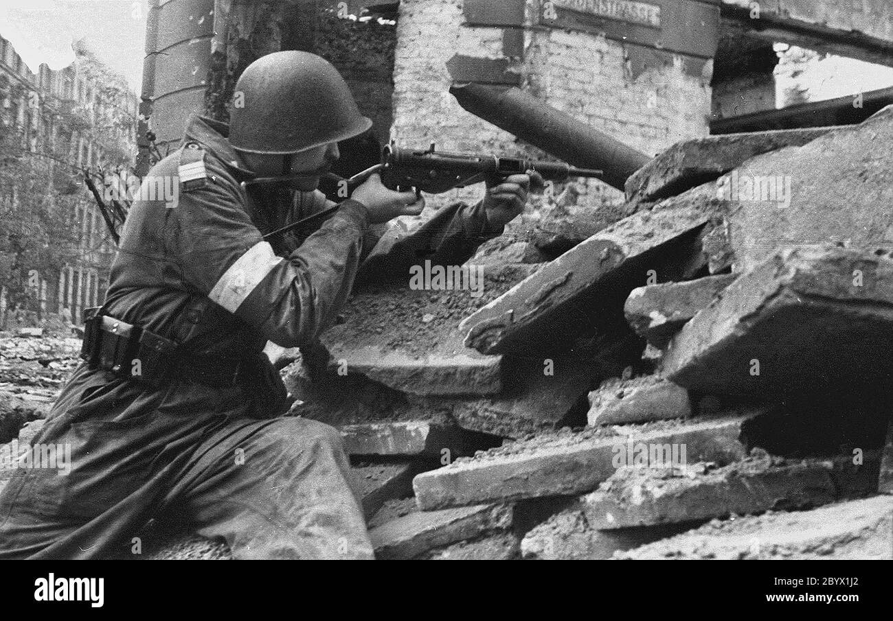 Soulèvement de Varsovie en Pologne, 1944. Polonais domicile militaire du bataillon OW – KB „Sokół” sur la rue na barricade Bracka (9-12) près de la rue Nowogrodzka ca. 1944 Banque D'Images