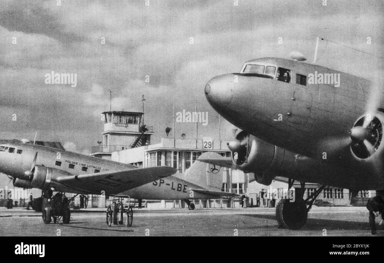 Avions à l'aéroport de Varsovie-Okęcie à Varsovie environ avant 1953 Banque D'Images