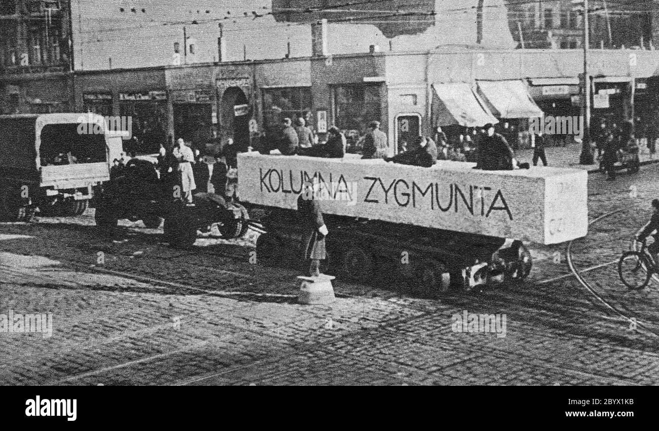 Transport de la colonne Sigismund III Vasa à Varsovie en 1949 Banque D'Images