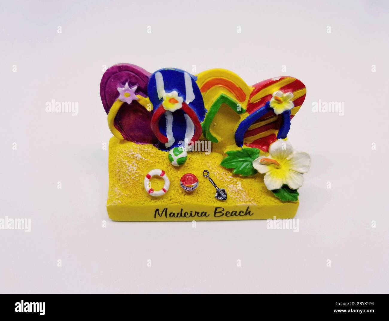 Floride, États-Unis - 17 novembre 2019 - MagNet souvenir en céramique de Madeira Beach sur fond blanc isolé Banque D'Images