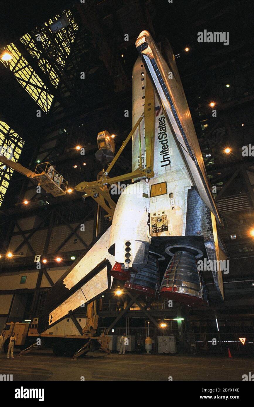 En préparation de la mission STS-87 de la navette spatiale, l'orbiteur Columbia est soulevé dans la baie haute 3 dans l'édifice de montage des véhicules. L'orbiteur sera accouplé au réservoir externe et aux boosters de fusée solides au cours du week-end et sera mis en service mercredi sur le Pad 39B. STS-87 sera le quatrième vol de la charge utile de microgravité des États-Unis et du satellite déployable Spartan-201 Banque D'Images