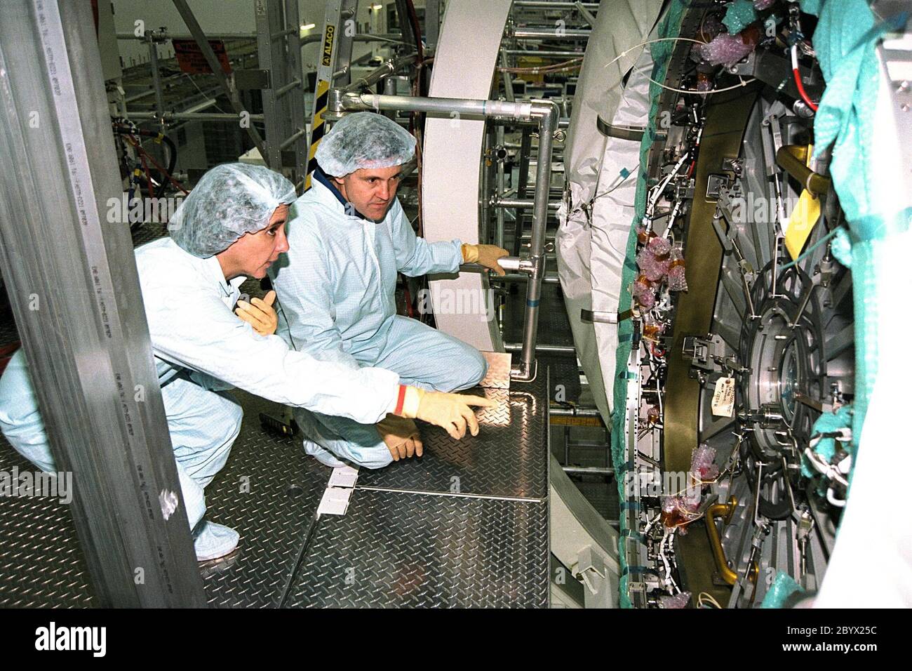 Nancy Currie, spécialiste de la mission, et Bob Cabana, commandant, participent au test d'interface de l'équipement d'équipage (CEIT) pour STS-88 dans l'installation de traitement de la station spatiale de KSC. Le CEIT donne aux astronautes l'occasion de découvrir les charges utiles avec lesquelles ils vont travailler sur orbite. Ici, Currie et Cabana inspectent l'un des six trappes du nœud 1 de la Station spatiale internationale (ISS). Le STS-88, premier vol d'assemblage de l'ISS, est prévu pour être lancé en juillet 1998 à bord de la navette spatiale Endeavour Banque D'Images