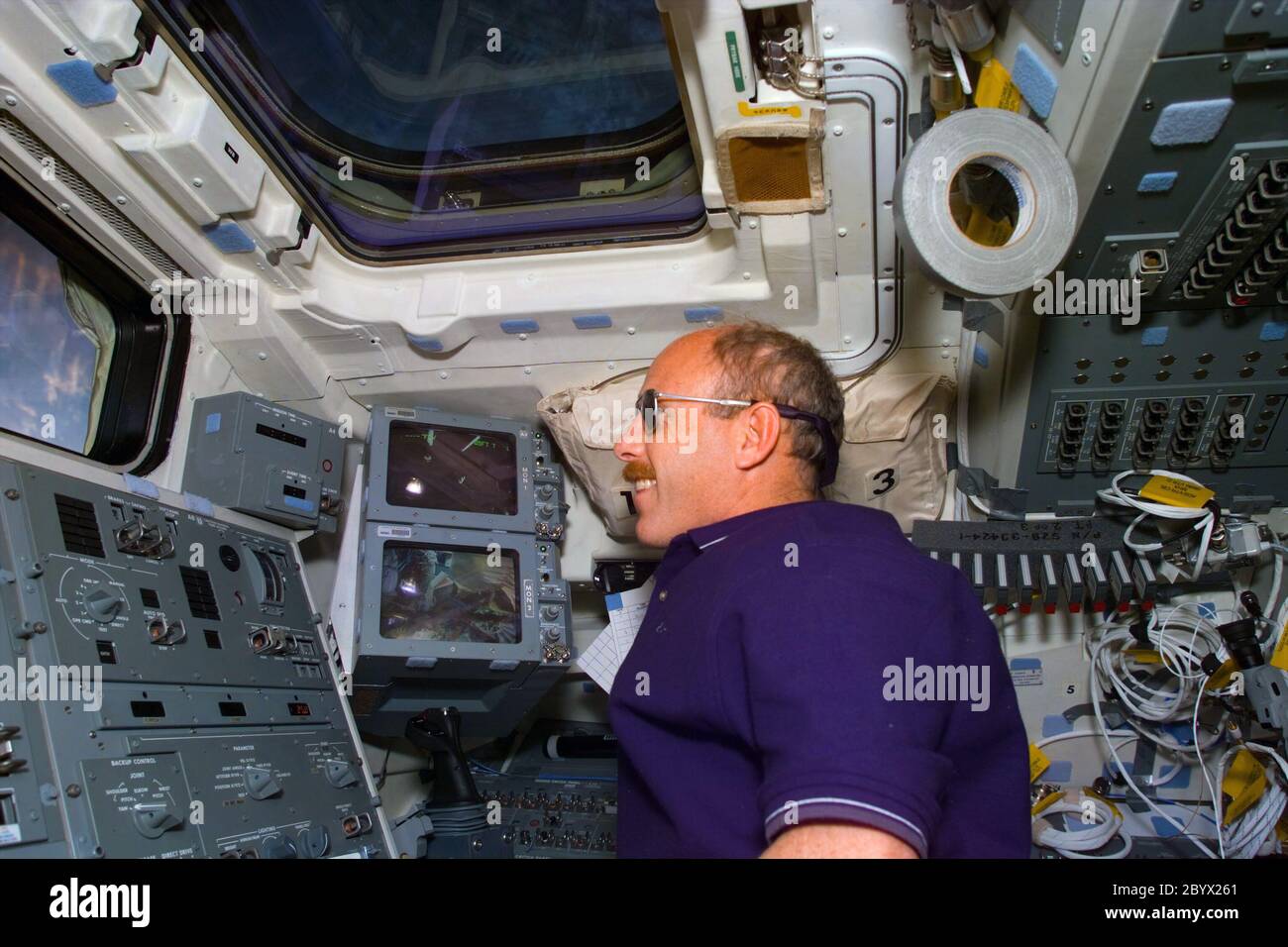 (12 février 1997) --- l'astronaute Kenneth D. Bowersox, qui a servi comme pilote pour la mission d'entretien 1993 du télescope spatial Hubble (HST) semble réfléchir à des tâches planifiées lorsque la navette spatiale Discovery fait un rendez-vous dans l'espace avec la TVH plus tard dans la semaine. Bowersox est commandant de mission et restera dans la cabine de la navette spatiale Discovery, tandis que quatre coéquipiers effectuent à divers moments des activités Extravehicular (EVA) pour accomplir une série de tâches d'entretien sur le télescope géant. Cette vue a été prise avec une caméra fixe électronique (ESC). Banque D'Images