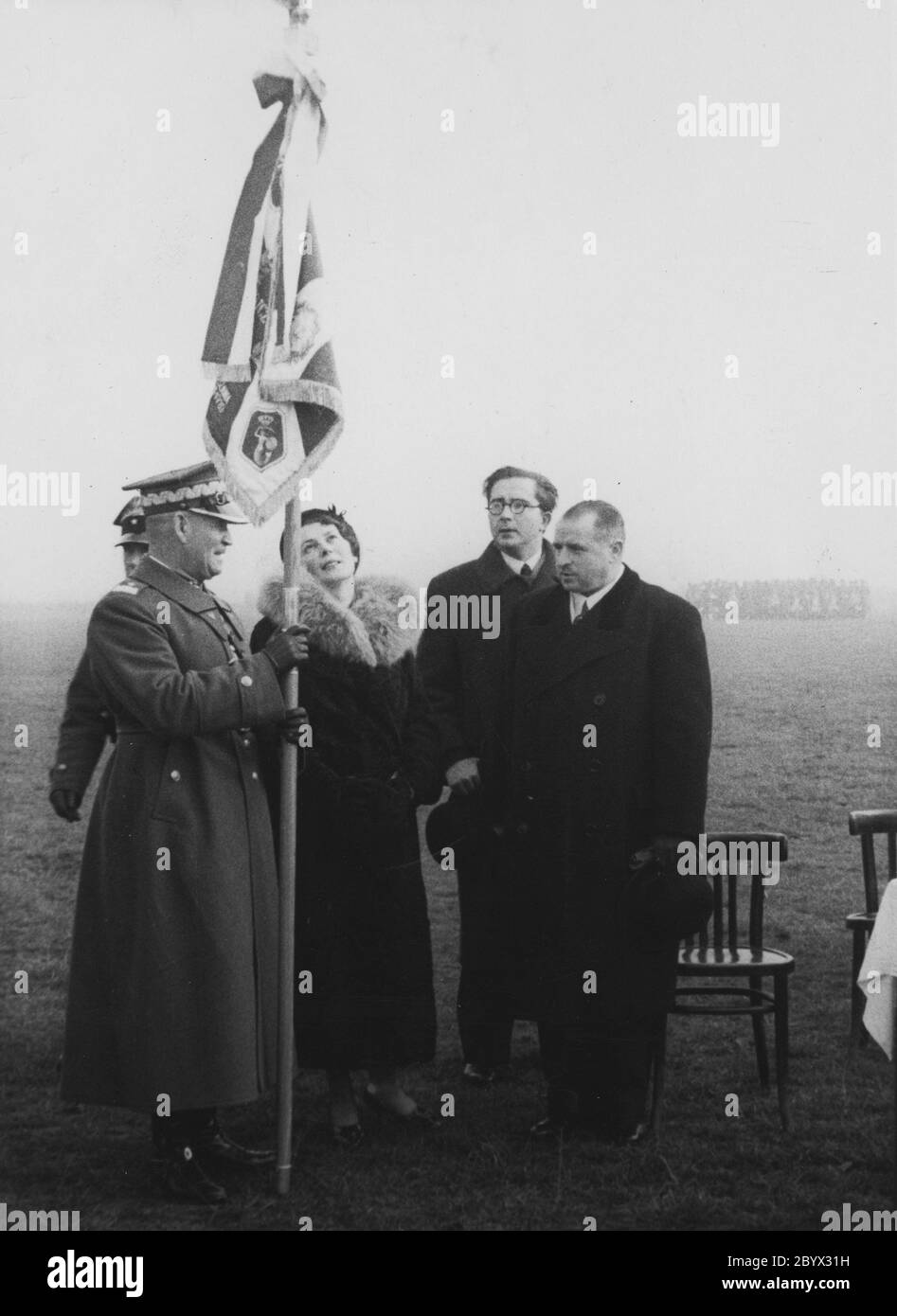 Remise de banderoles d'artillerie antiaérienne; novembre 1938. À gauche, le général Józef Zając, à droite, le président Stefan Starzyński Banque D'Images