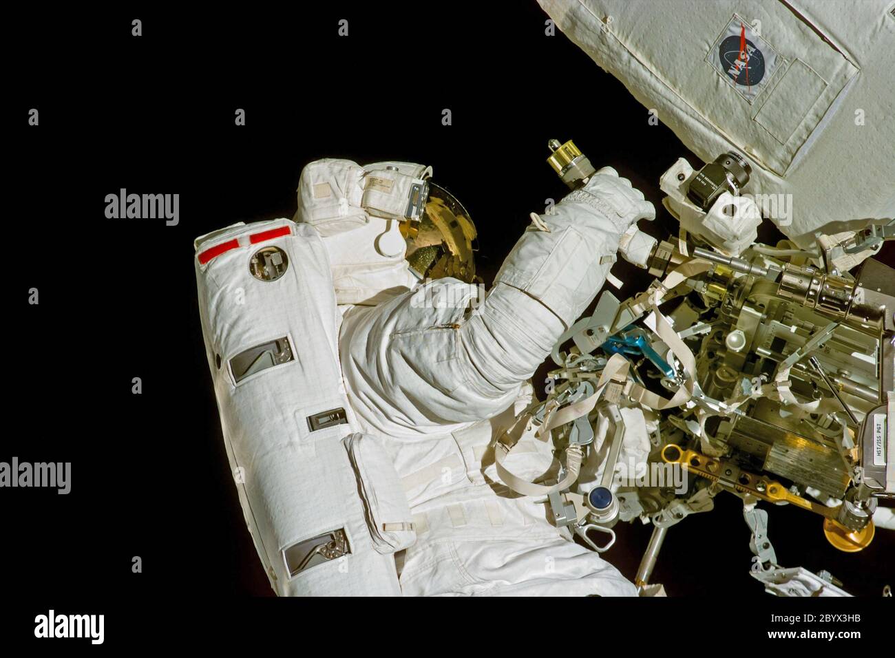 S82-E-5419 (15 février 1997) --- gros plan de l'astronaute Gregory J. Harbaugh durant l'activité extravéhiculaire (EVA) pour la réparation du télescope spatial Hubble (HST). Cette vue a été prise avec une caméra fixe électronique (ESC). Banque D'Images