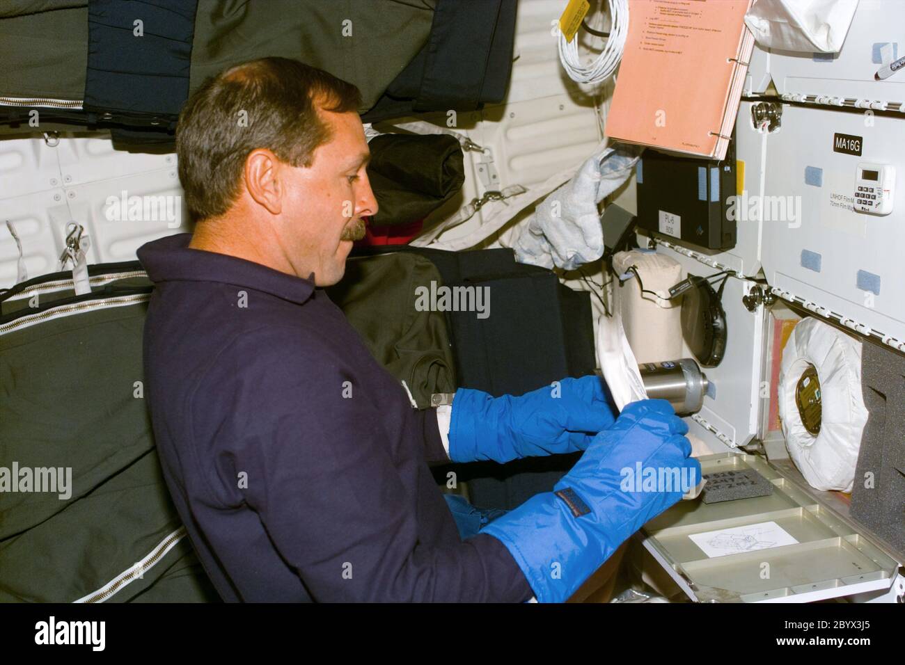 (12 août 1997) --- l'astronaute Curtis L. Brown, Jr., commandant, effectue des opérations avec une expérience appelée Biological Research in canisters (BRIC) opérations sur le pont intermédiaire de la navette spatiale Discovery pendant le sixième jour de vol. La photo a été prise avec l'appareil photo électronique (ESC). Banque D'Images