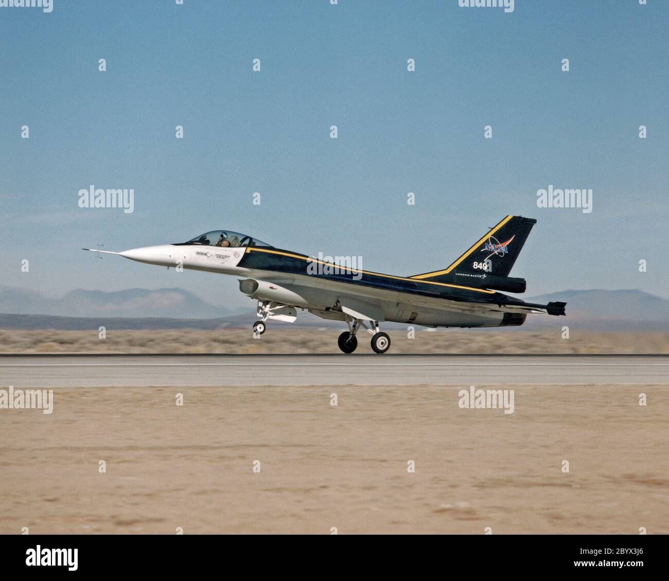 Le F-16XL #1 (NASA 849) prend son envol pour le premier vol du système de contrôle de vol numérique (DFC) le 16 décembre 1997. Comme la plupart des vols, les DFC ont exigé des mois de préparation. En juillet 1997, les équipages ont travaillé sur le moteur, le poste de pilotage, le toit, le siège et les instruments. À la fin d'août, l'avion a entrepris des essais de systèmes combinés et un examen de l'état de préparation au vol. Bien que le Conseil d'examen de la sécurité de la Force aérienne (AFSRB), un groupe qui a effectué des doubles contrôles sur toutes les opérations de vol, ait approuvé le programme à la fin de novembre 1997, un problème avec l'ordinateur de vol de l'aéronef a retardé la vérification fonctionnelle f Banque D'Images