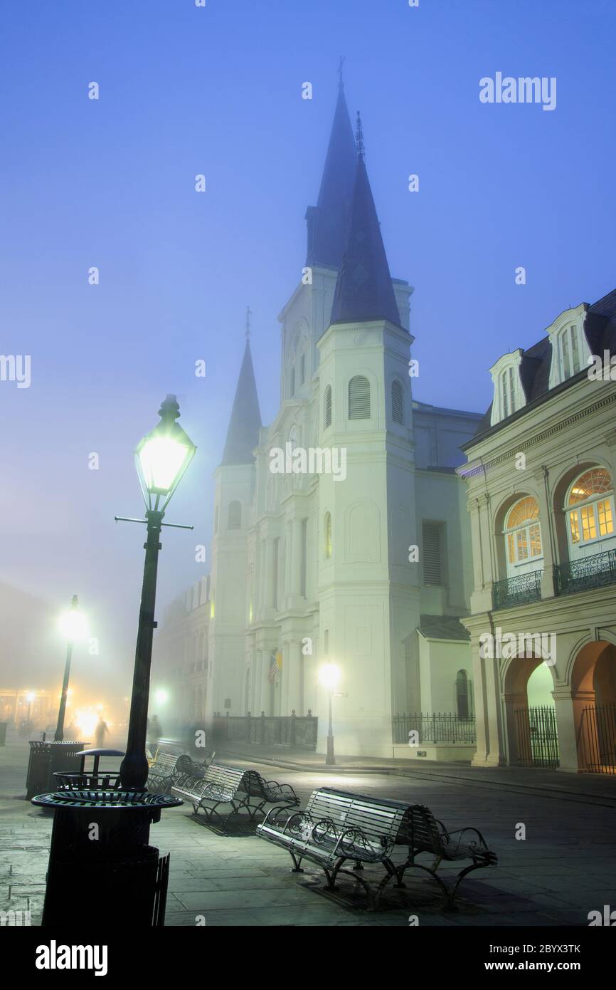 Cathédrale Saint-Louis dans le brouillard, quartier français, la Nouvelle-Orléans, Louisiane, États-Unis Banque D'Images