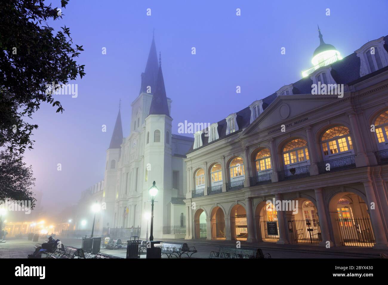 Cathédrale Saint-Louis dans le brouillard, quartier français, la Nouvelle-Orléans, Louisiane, États-Unis Banque D'Images