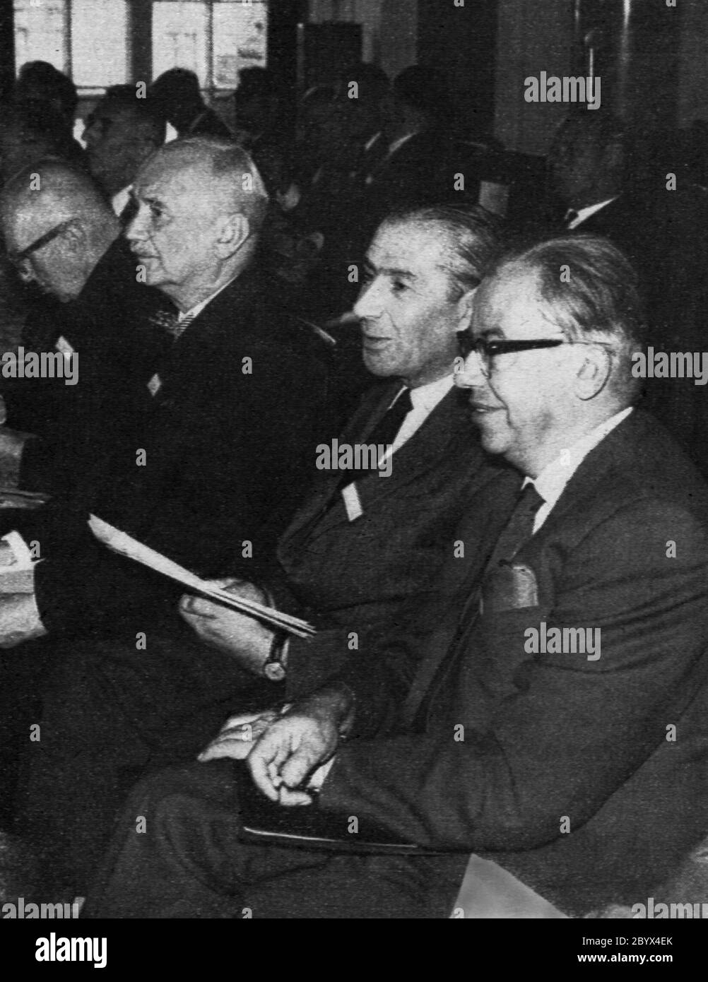 11ème Conférence générale de l'UIPPA Varsovie 18-23 septembre 1963, de droite à gauche: Prof. Sosnowski, Prof. Natanson, Prof. Rubinowicz Banque D'Images