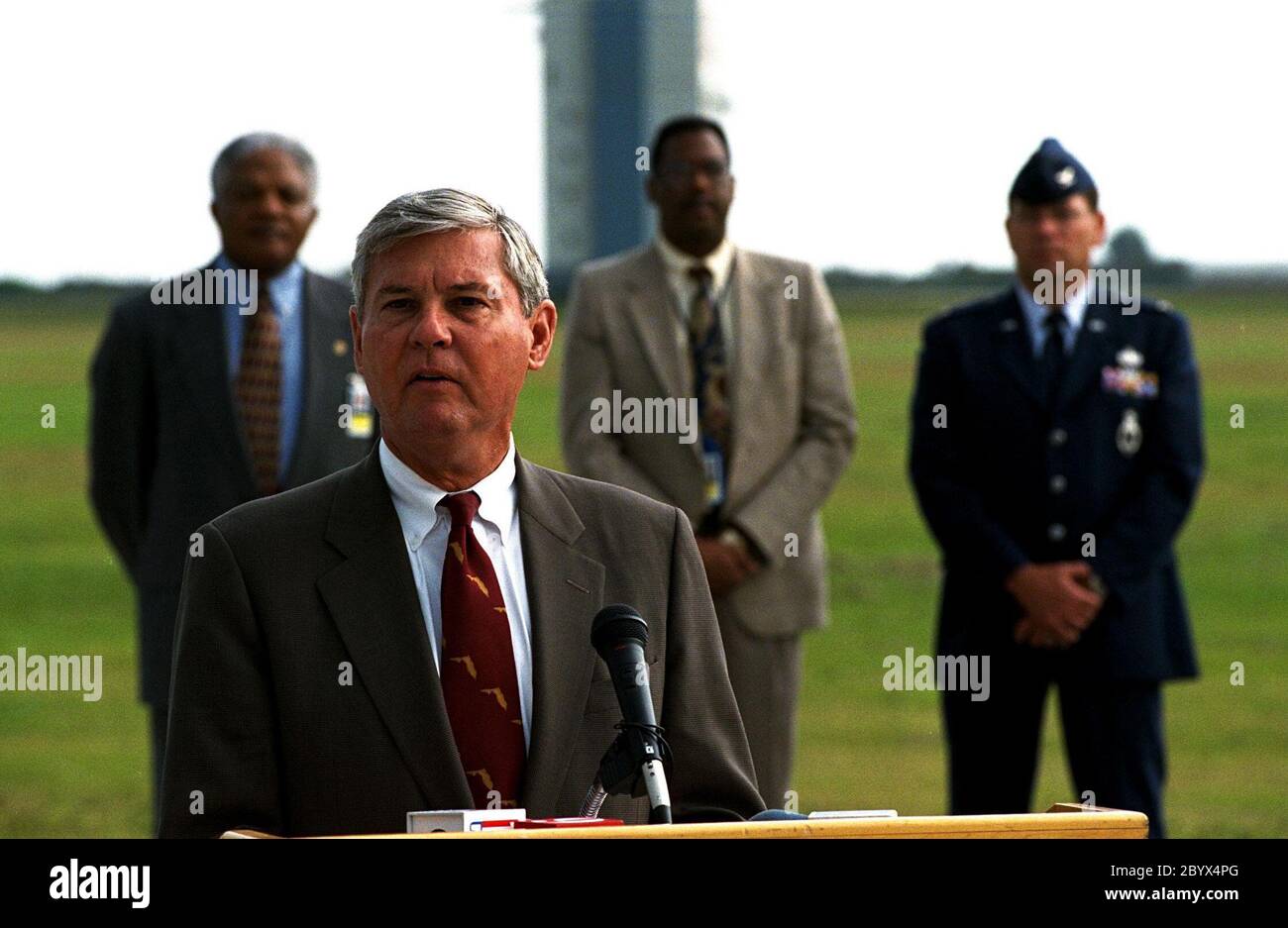 Le sénateur américain Bob Graham de Floride annonce une nouvelle loi fédérale importante visant à appuyer le développement continu de l'industrie spatiale au pays. L'annonce a été faite au complexe de lancement 46 à la station aérienne de Cape Canaveral, l'installation à double usage de la Marine a récemment été modifiée pour les lancements commerciaux par l'État de Floride. En arrière-plan, de gauche à droite, on trouve Hugh Brown, président de l'autorité de Spaceport Florida; Charles Johnson, directeur du programme Athena, Lockheed Martin Astronautics; et le colonel Ron Larivee, vice-commandant de la 45e Escadre spatiale Banque D'Images