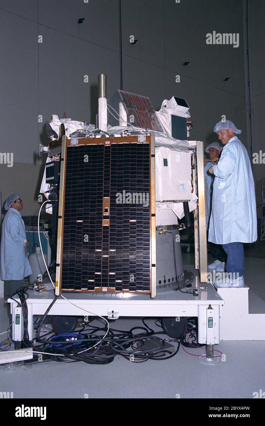 Les ingénieurs et techniciens du laboratoire de physique appliquée de l’Université Johns Hopkins installent des panneaux solaires sur l’explorateur de composition avancé (ACE) dans l’installation d’assemblage et d’encapsulation de l’engin spatial KSC II Le panneau sur lequel ils travaillent est identique au panneau (un des quatre) vu au premier plan sur l'engin spatial ACE. Le lancement d'une fusée Delta II à partir de la station aérienne de Cape Canaveral est prévu le 25 août. ACE étudiera les particules à faible énergie d'origine solaire et les particules galactiques à haute énergie pour mieux comprendre la formation et l'évolution du système solaire Banque D'Images