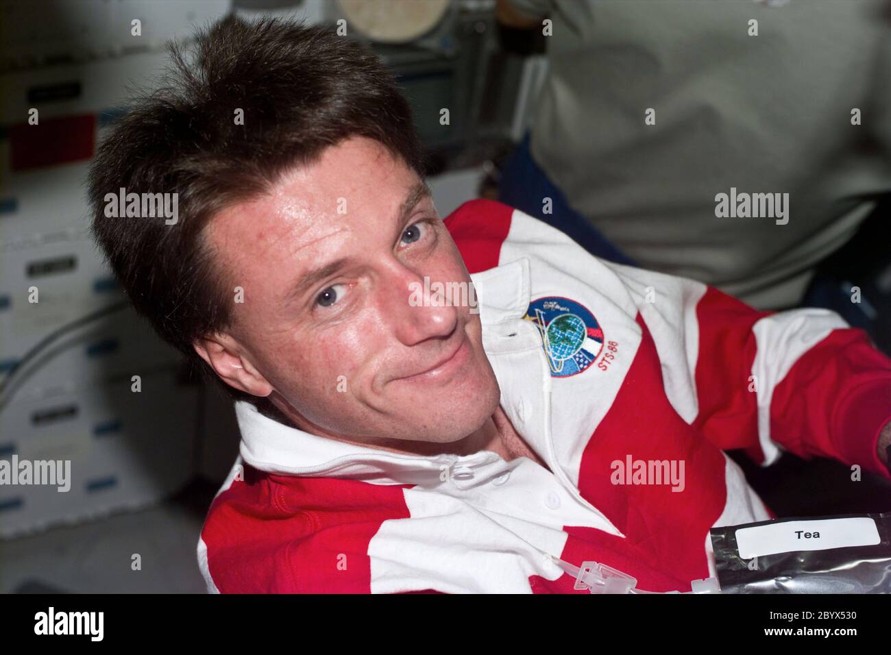 (30 septembre 1997) --- cette image de la caméra électronique (ESC) montre l'astronaute C. Michael Foale, spécialiste de la mission, le thé hydratant dans le pont intermédiaire de la navette spatiale en orbite terrestre Atlantis. Foale, maintenant membre de l'équipage de la STS-86, est à bord de la Station spatiale russe Mir en tant que chercheur invité cosmonaute depuis la mi-mai 1997. Il a été remplacé par l'astronaute David A. Wolf lors de la mission d'amarrage STS-86 Atlantis/Mir. C'est la septième mission d'amarrage Atlantis/Mir. Ce point de vue était takenat 00:35:35 GMT le 30 septembre 1997. Banque D'Images