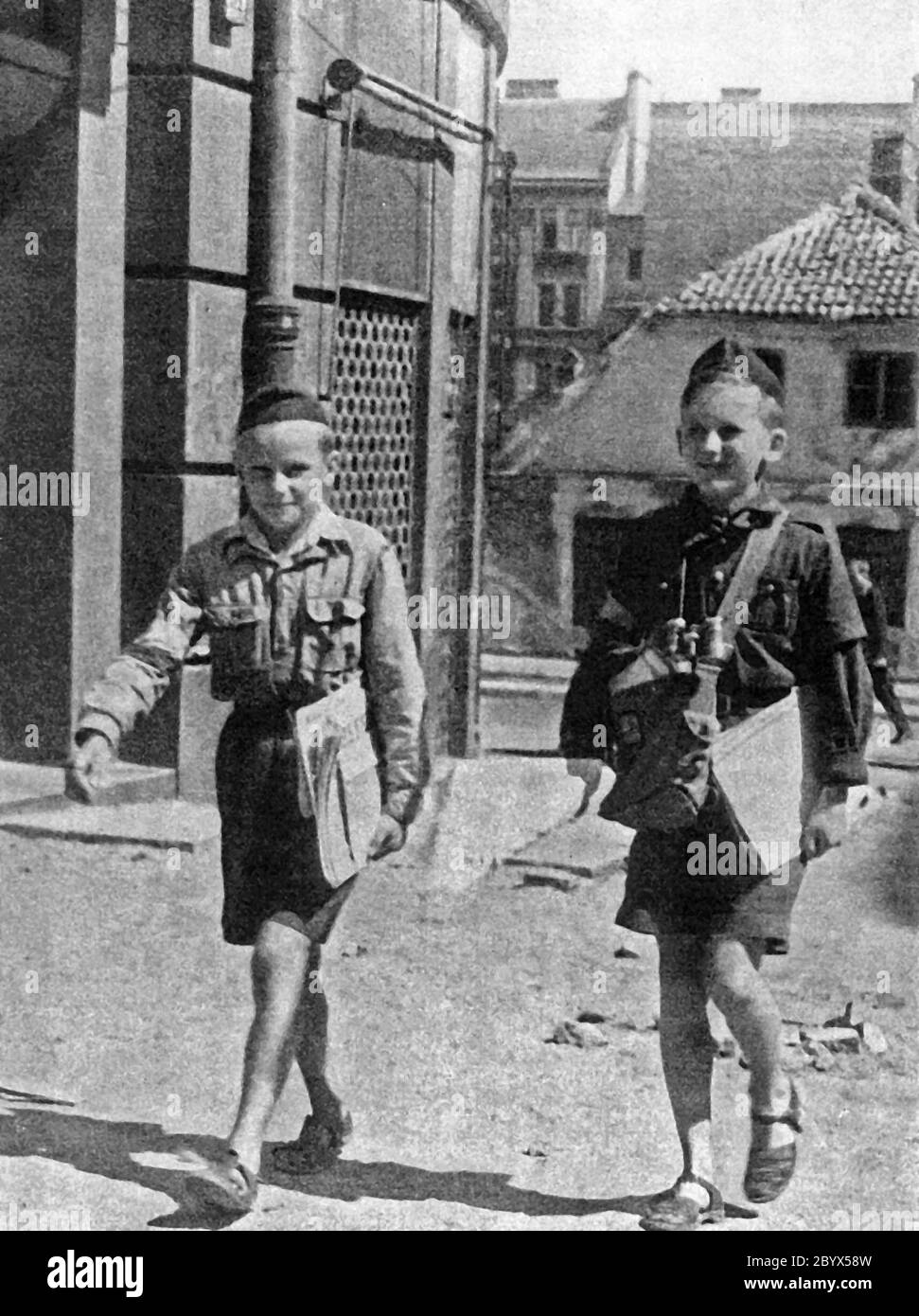 Soulèvement de Varsovie : les frères Jeleniewicz 'Żbik' et 'Ryś' du Service postal Scout distribuant la presse insurgente à la rue Tamka en août 1944 Banque D'Images