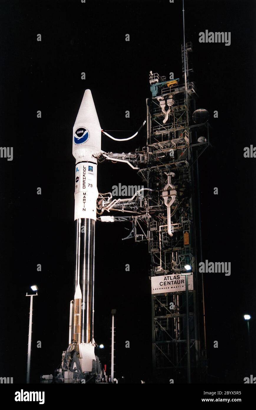 Le satellite météorologique GOS-K se lève du Launch Pad 36B à la station aérienne de Cape Canaveral sur une fusée Atlas 1 (AC-79) à 1 h 49 HAE le 25 avril. Le GODS-K est le troisième vaisseau spatial à être lancé dans la nouvelle série avancée de satellites météorologiques géostationnaires pour la National Oceanic and Atmospheric Administration (NOAA). Le GOO-K est construit pour la NASA et la NOAA par Space Systems/LORAL de Palo Alto, en Californie. Le satellite météorologique avancé a été construit et lancé pour la NOAA sous la direction technique et la gestion de projet par le Goddard Space Flight Centre de la NASA. Une fois en orbite géosynchrone à 22,240 M. Banque D'Images