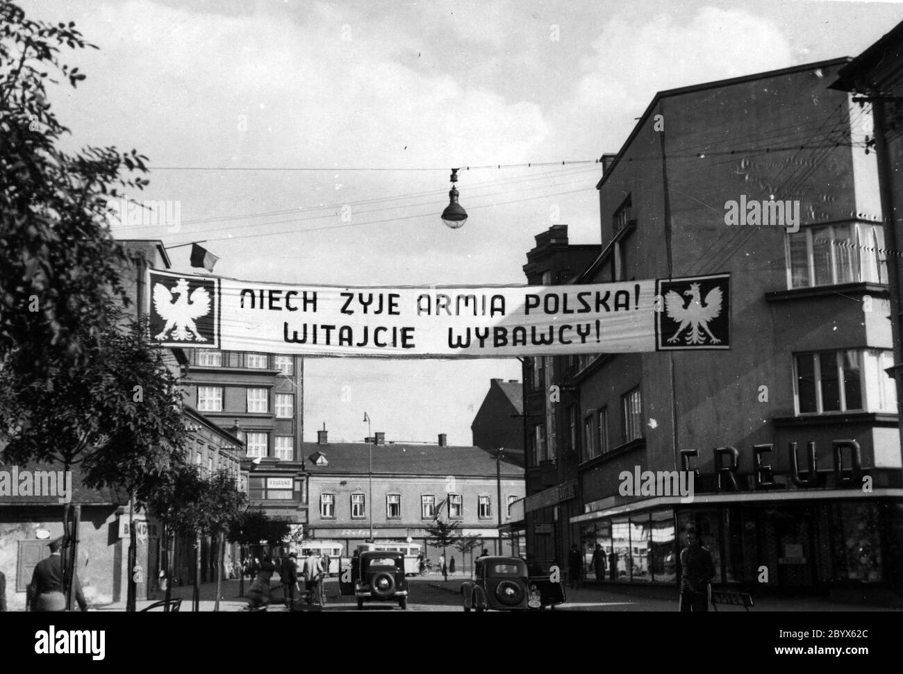 L'armée polonaise entre à Trzyniec en octobre 1938. La transparent lit 'long Live Polish Army! Bienvenue, Saviors!' Banque D'Images