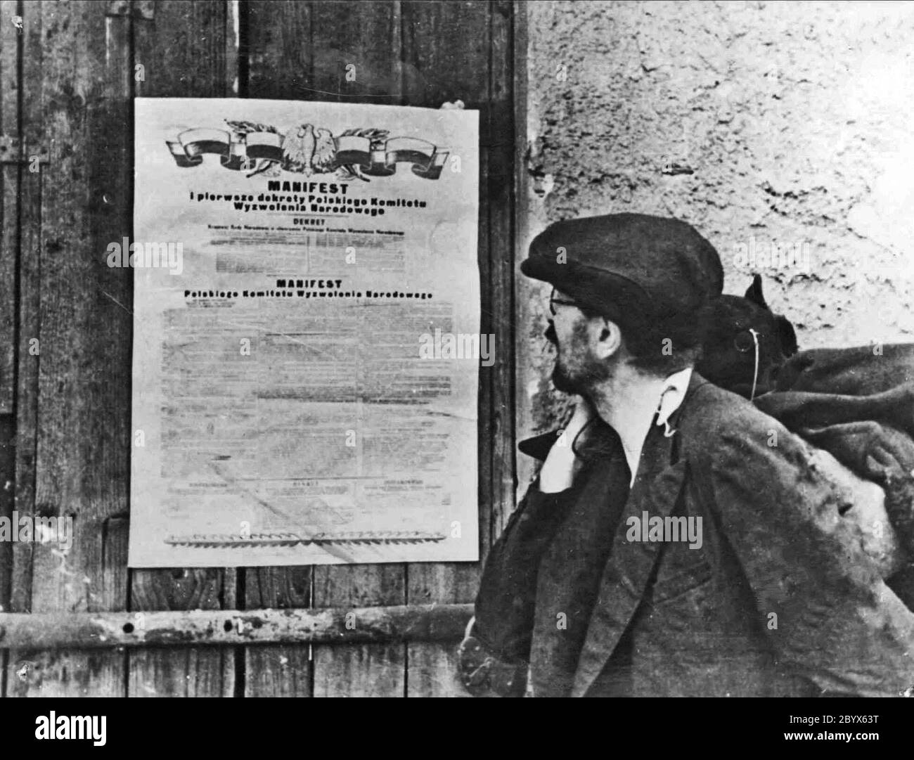 Un citoyen lit le manifeste du PKWN (du Comité polonais de libération nationale), 22 juillet 1944 - une photo symbolique de la propagande communiste ca. 1944 Banque D'Images