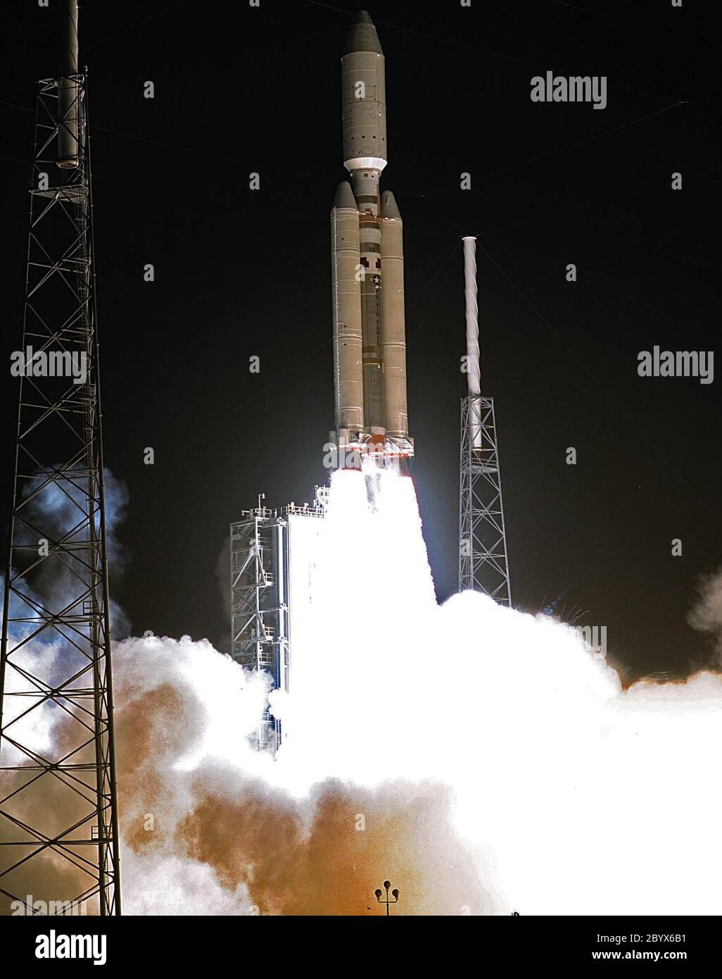 Un voyage de sept ans à la planète annelée Saturne commence par le décollage d'un Titan IVB/Centaur portant l'orbiteur Cassini de la NASA et sa sonde Huygens attachée. Banque D'Images