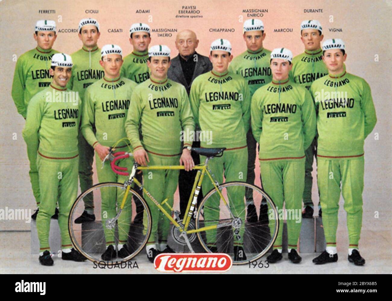 Carte postale 1963 de l'équipe de cyclisme de Legnano Banque D'Images
