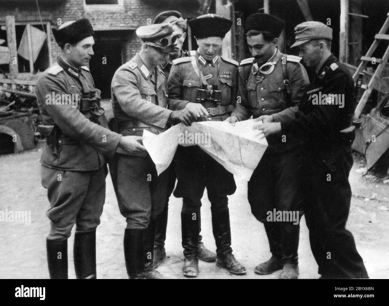 Commandant Ivan Denisovich Frolov (au centre) avec les officiers de l'Armée de libération nationale russe (RONA) pendant le soulèvement de Varsovie. L'agent à droite de Frolov est LTN. Michalczewski. D'abord à droite, le journaliste Mikhail Oktan. Frolov, avec d'autres membres de l'RONA, a été accusé de trahison par le Conseil militaire de la Cour suprême de l'URSS et pendu en 1946 Banque D'Images