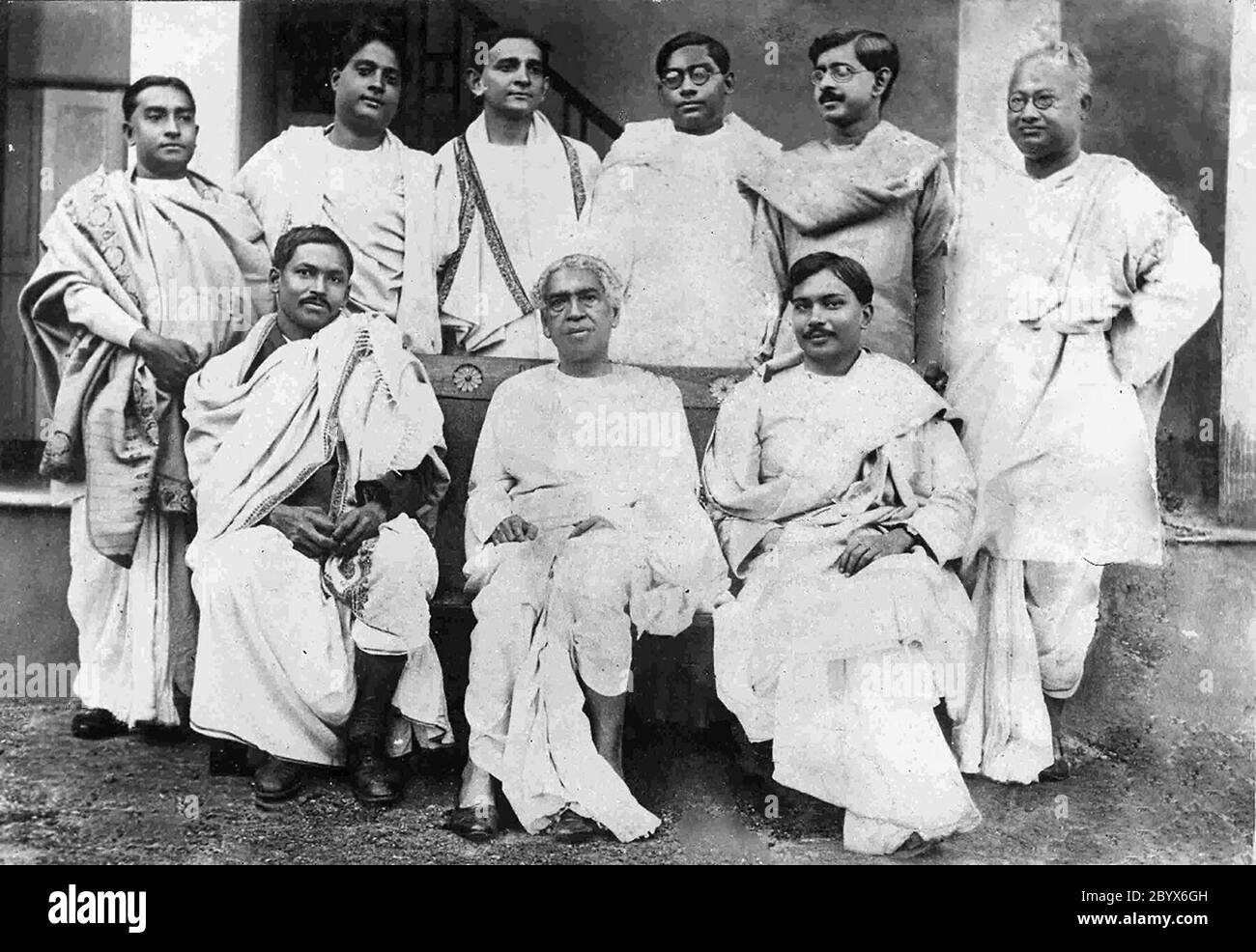 Assis (de gauche à droite) : Meghnad Saha, Jagadish Chandra Bose, Jnan Chandra Ghosh. Debout (de G à D) : Snehatoy Dutt, Satyendranath Bose, Debendra Mohan Bose, N R Sen, Jnanendra Nath Mukherjee, N C Nag Banque D'Images