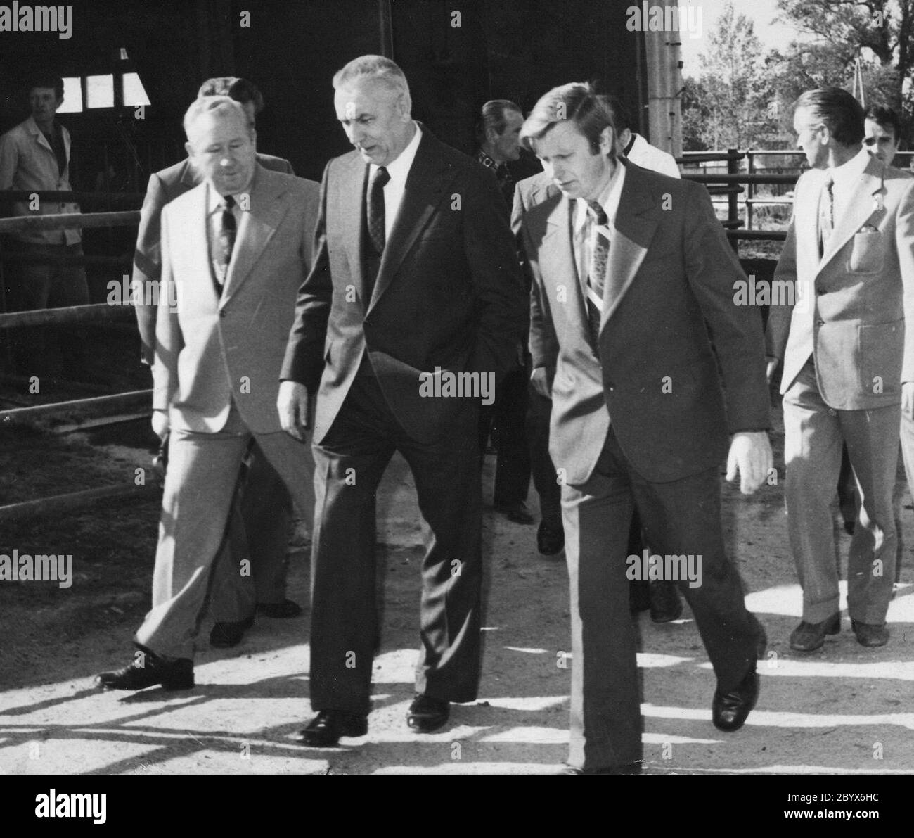 Edward Gierek visite le PGR à Rząśnik, Pologne. Sur sa gauche: directeur du PGR ca. 1970-1980 Banque D'Images