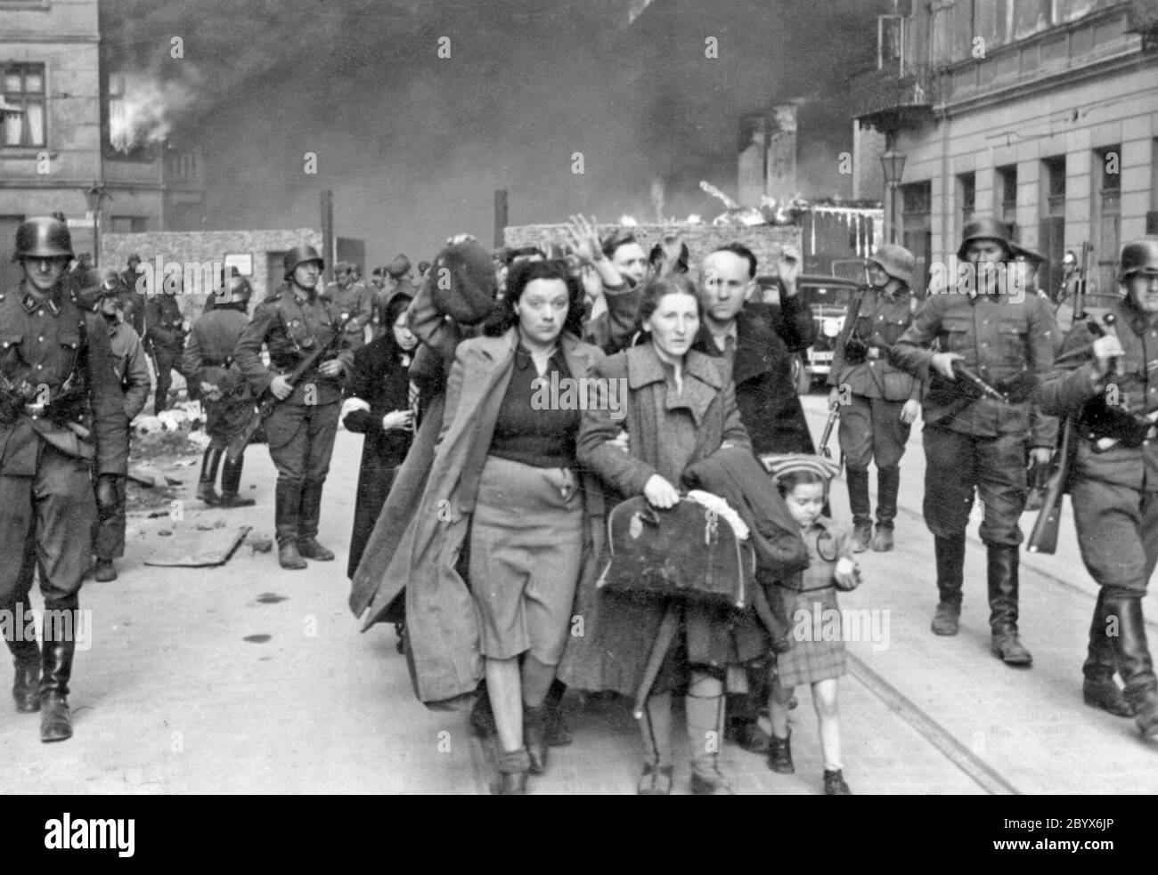 Suppression du soulèvement du ghetto de Varsovie - les Juifs capturés sont conduits par les soldats allemands Waffen SS au point d'assemblée pour la déportation (Umschlagplatz) ca. 1943 Banque D'Images