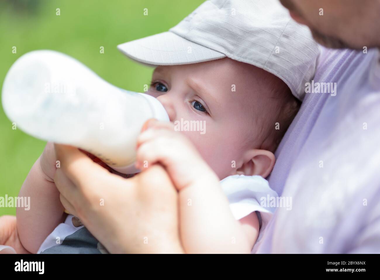 Homme biberon bébé Banque D'Images