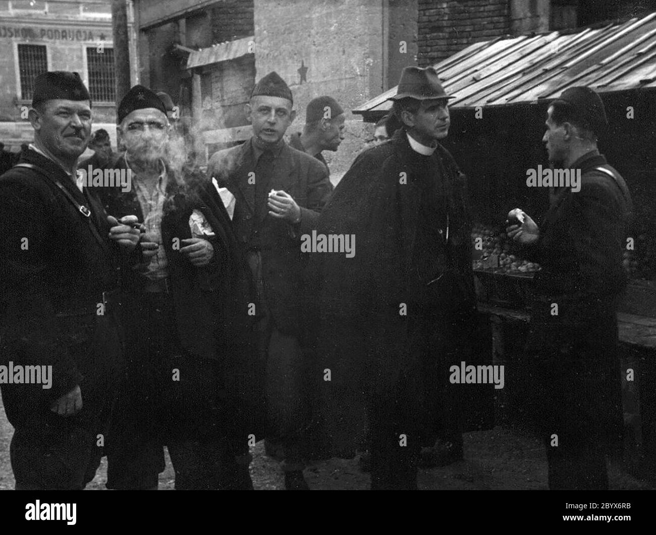 Ivan Novak Očka, Josip Rus, Lado Vavpetič, Svetozar Ritig et Tone Fajfar à Livno ca. 1943 Banque D'Images