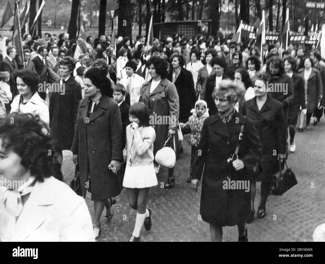 Les employés de Przedsiębiorstwo Robót Montażowych 'Chemomontaż' à Pionki pendant la marche de mai sur la rue Kolejowa ca. 1er mai 1974 Banque D'Images