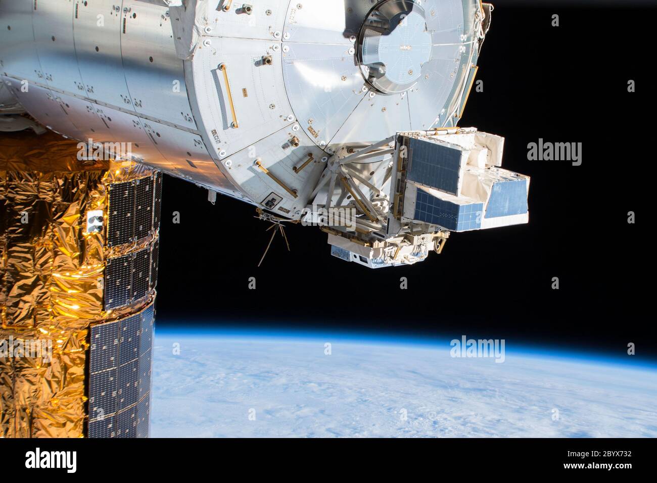 Washington, États-Unis. 10 juin 2020. Cette photo de l'enquête de l'ASIM (Atmosphere-Space interactions Monitor) installée sur l'installation de charge utile externe de Columbus de la Station spatiale internationale a été prise par la caméra externe haute définition 3. Les instruments de l'ASIM, une installation d'observation de la Terre située à l'extérieur de la station spatiale, sont utilisés pour étudier les orages violents et leur rôle dans l'atmosphère et le climat de la Terre. Crédit NASA/UPI : UPI/Alay Live News Banque D'Images