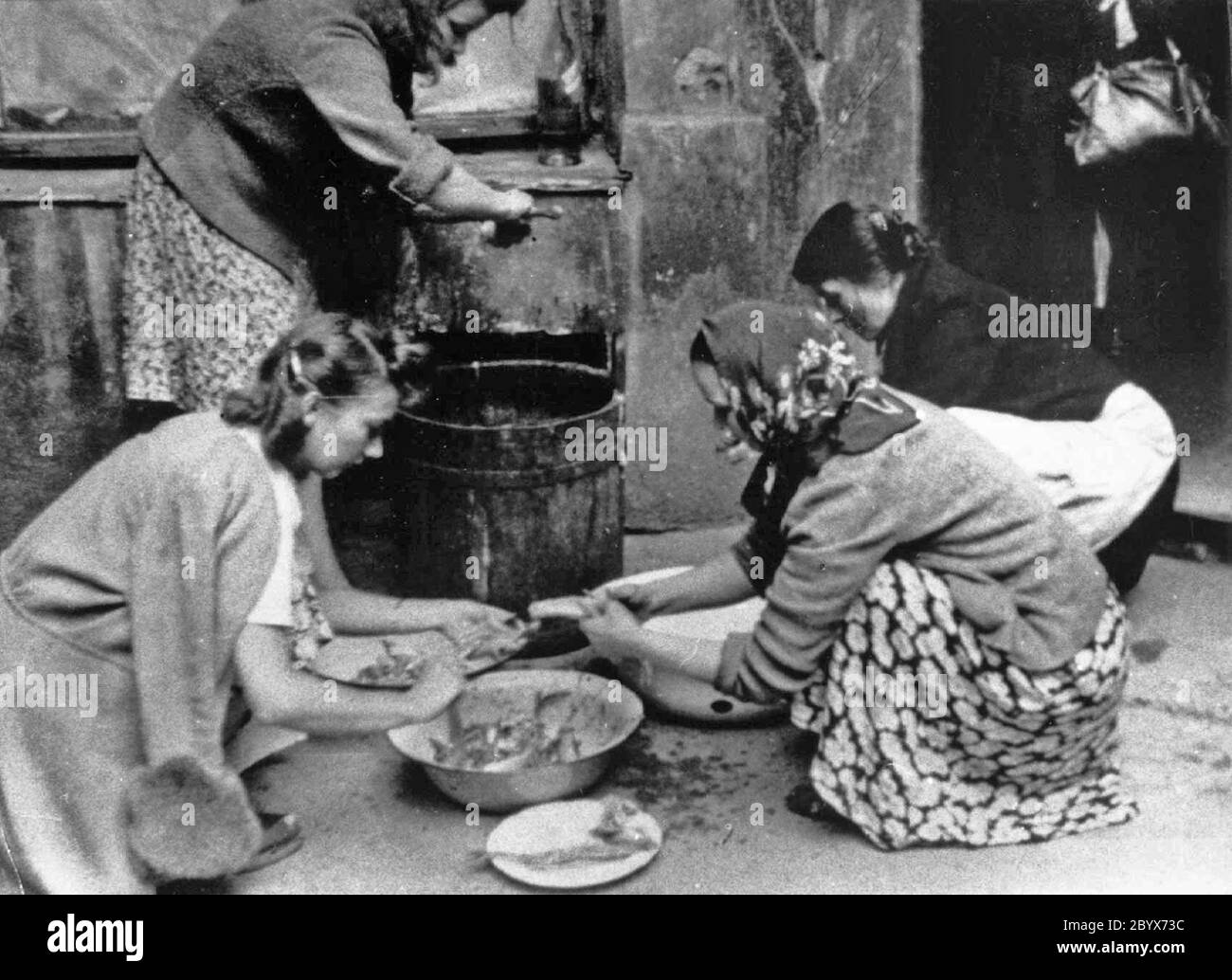 Varsovie soulèvement: Cuisine de terrain de l'aide au soldat ca. 1944 Banque D'Images