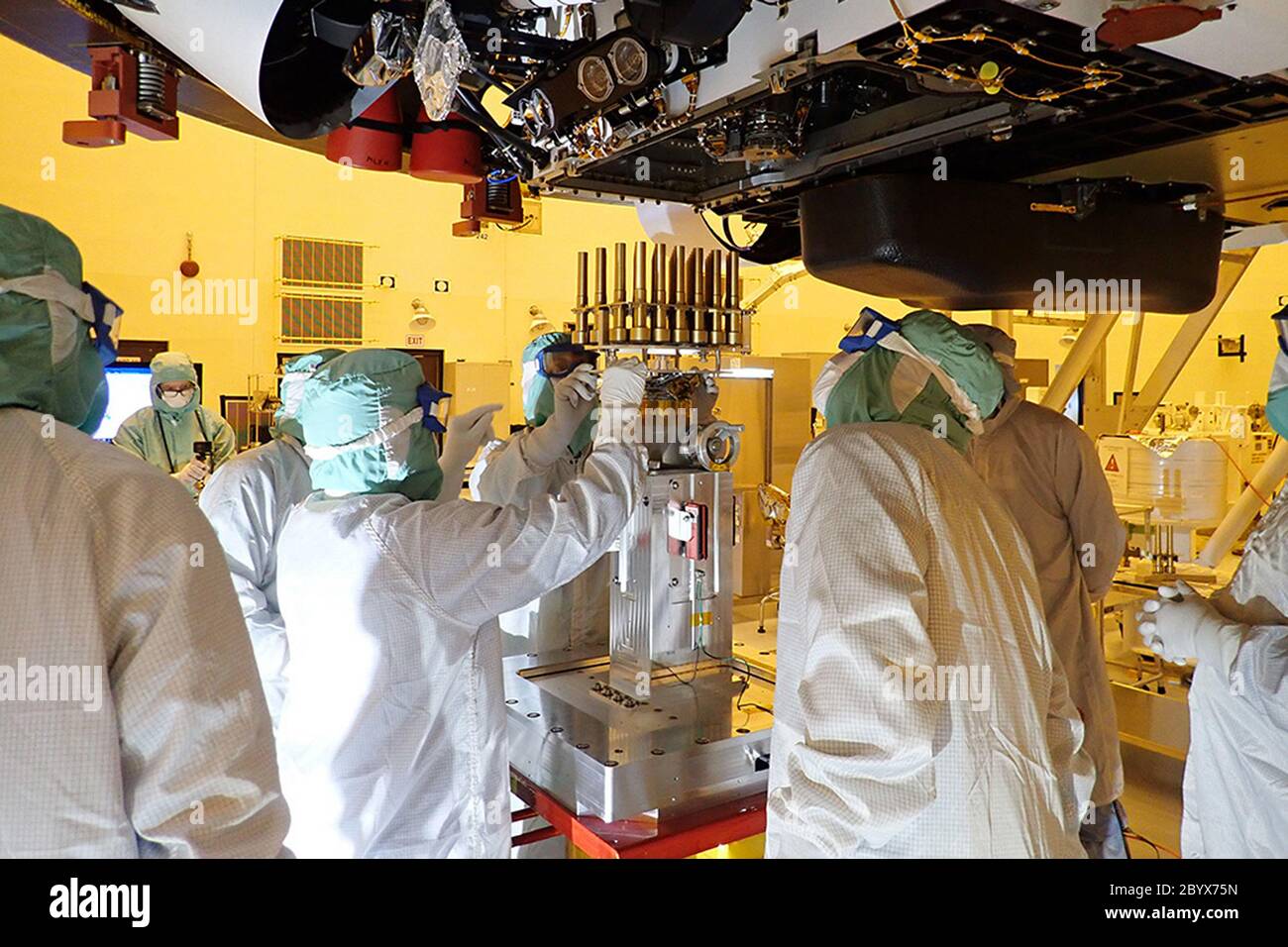 Les échantillons d'Apollo 11 ramenés sur Terre depuis la Lune étaient les premiers de l'humanité à partir d'un autre corps céleste. La mission future de la NASA sur Mars 2020, Perverance rover, recueillera les premiers échantillons d'une autre planète (la planète rouge) pour les rendre sur Terre par les missions suivantes. À la place des astronautes, le rover persévérance s'appuiera sur le mécanisme le plus complexe, le plus performant et le plus propre jamais envoyé dans l'espace, le système de mise en cache des échantillons. Dans cette image prise le 20 mai 2020 au Kennedy Space Center, les ingénieurs et techniciens insèrent 39 tubes d'échantillonnage dans le ventre du rover. Chaque tube est une gaine Banque D'Images