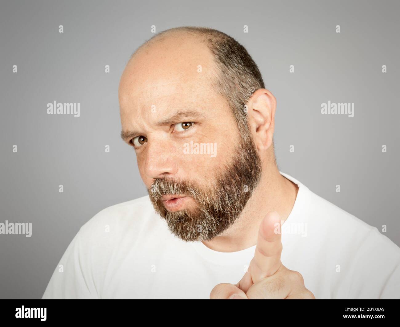 homme barbu pointant Banque D'Images