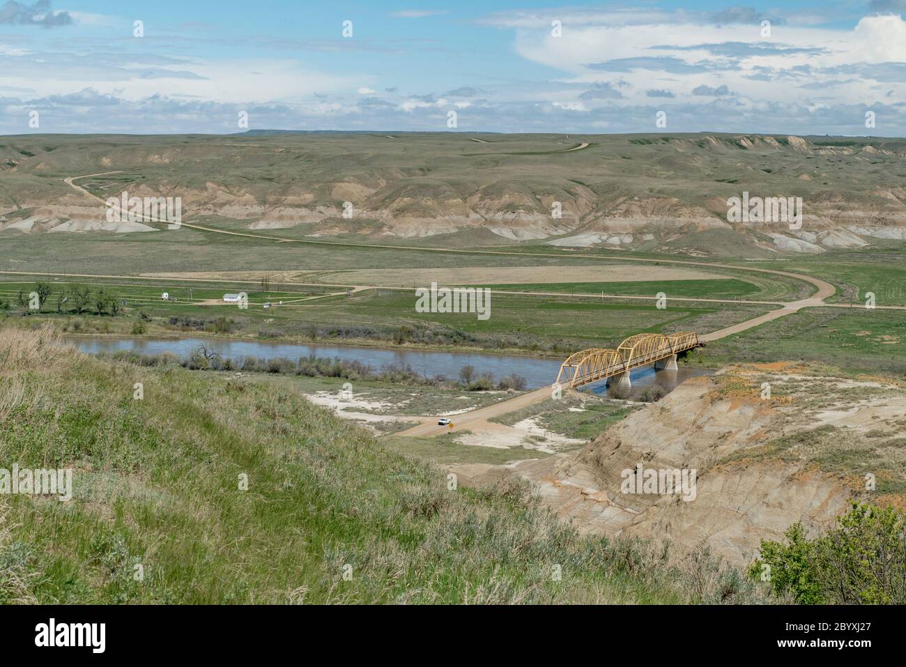 Autoroute 848 traversant la rivière Red Deer et la route. 570 à l'ouest de Dorothy. Au printemps, au sud-est de Drumheller, en Alberta, au Canada. Vue du sud-ouest. Banque D'Images