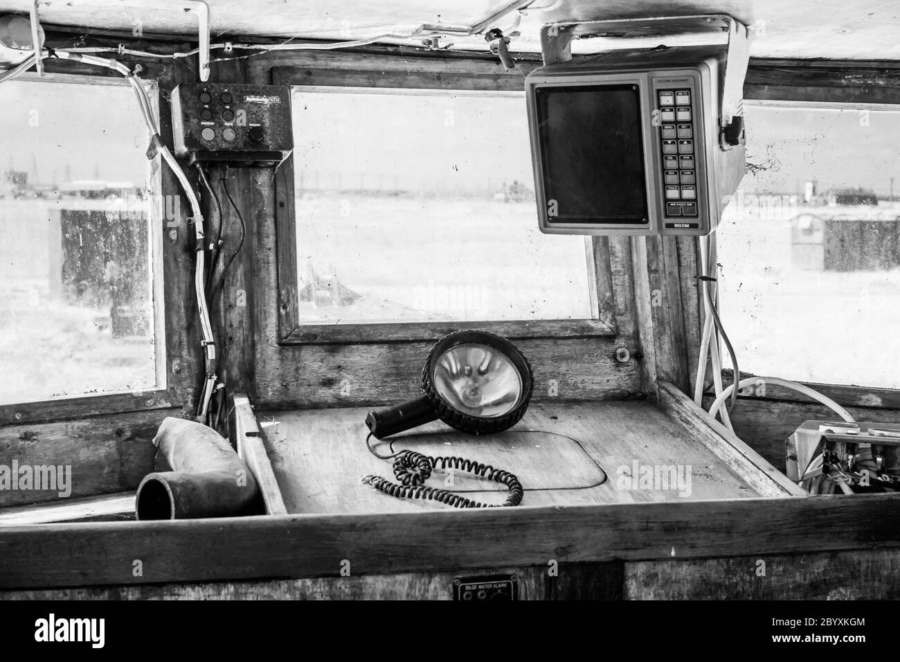 Intérieur d'un ancien cockpit sur un bateau de pêche Banque D'Images